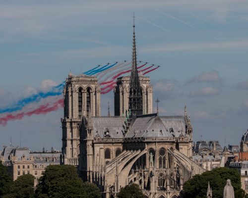 La patrouille de France survole Notre-Dame de Paris un jour de fête national, 14 juillet