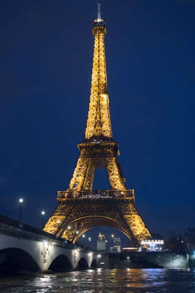 Crue de la Seine à Paris au pied de la tour Eiffel