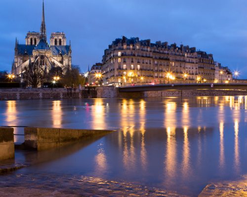 Crue de la Seine à l'heure bleue vers Notre-Dame de Paris